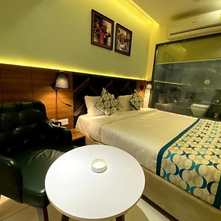 Hotel Unique By Apex Vadodara Exterior foto